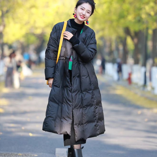 黑色羽绒服穿搭”太好看了！k8凯发国际今冬最火的“(图11)